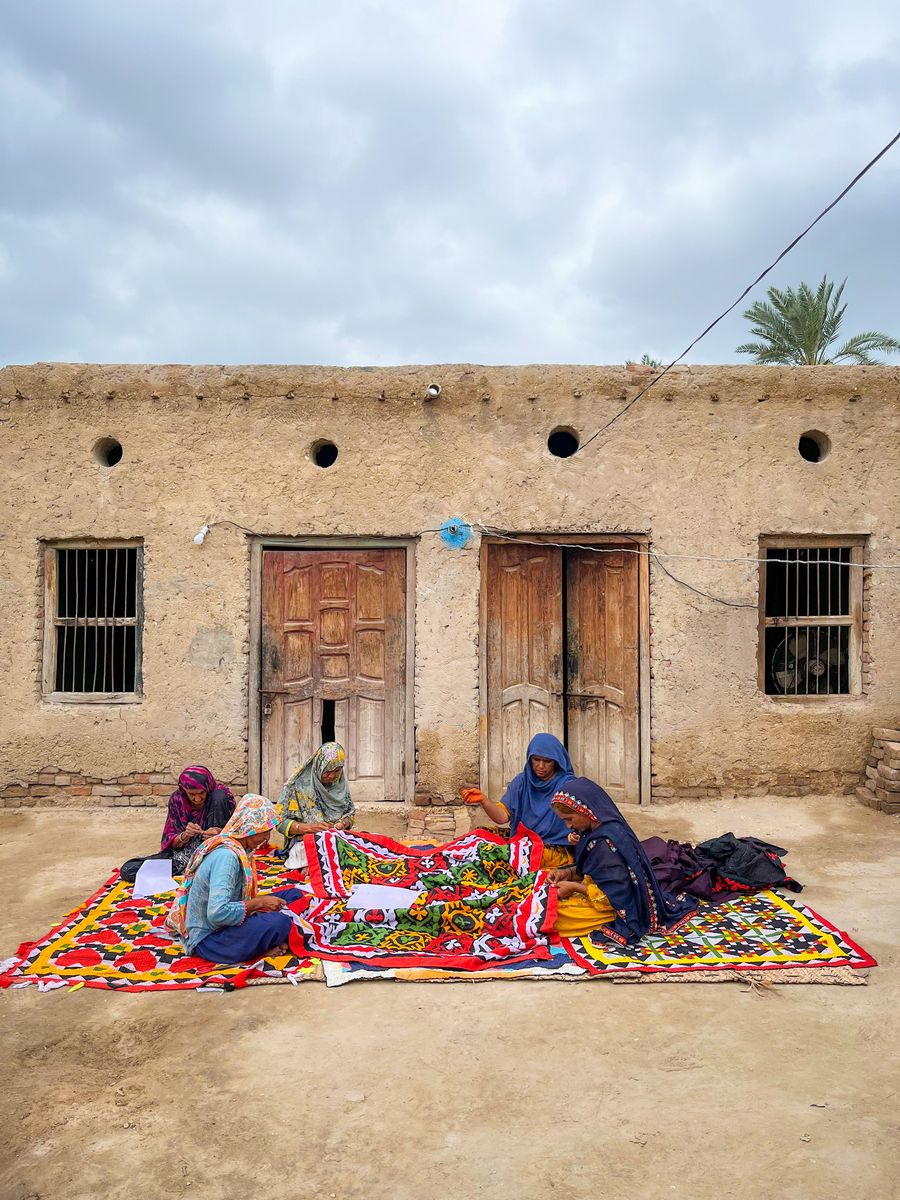 stickende Frauen in einer Dorfgemeinschaft in Kutch, Gujarat<br />
